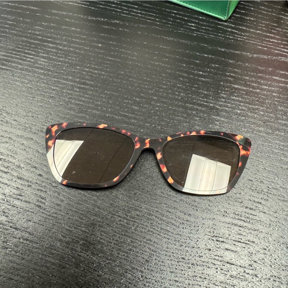 Brown Tortoiseshell Sunglasses with Modern Rectangular Design